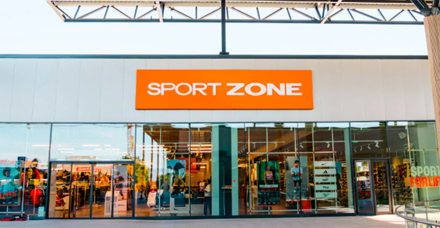 Entrada de uma loja Sport Zone, com artigos de desporto expostos nas montras