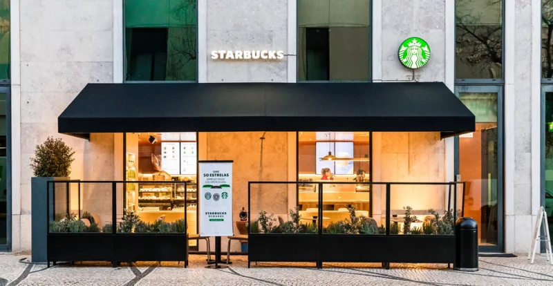 Starbucks fecha 250 lojas e abranda expansão global