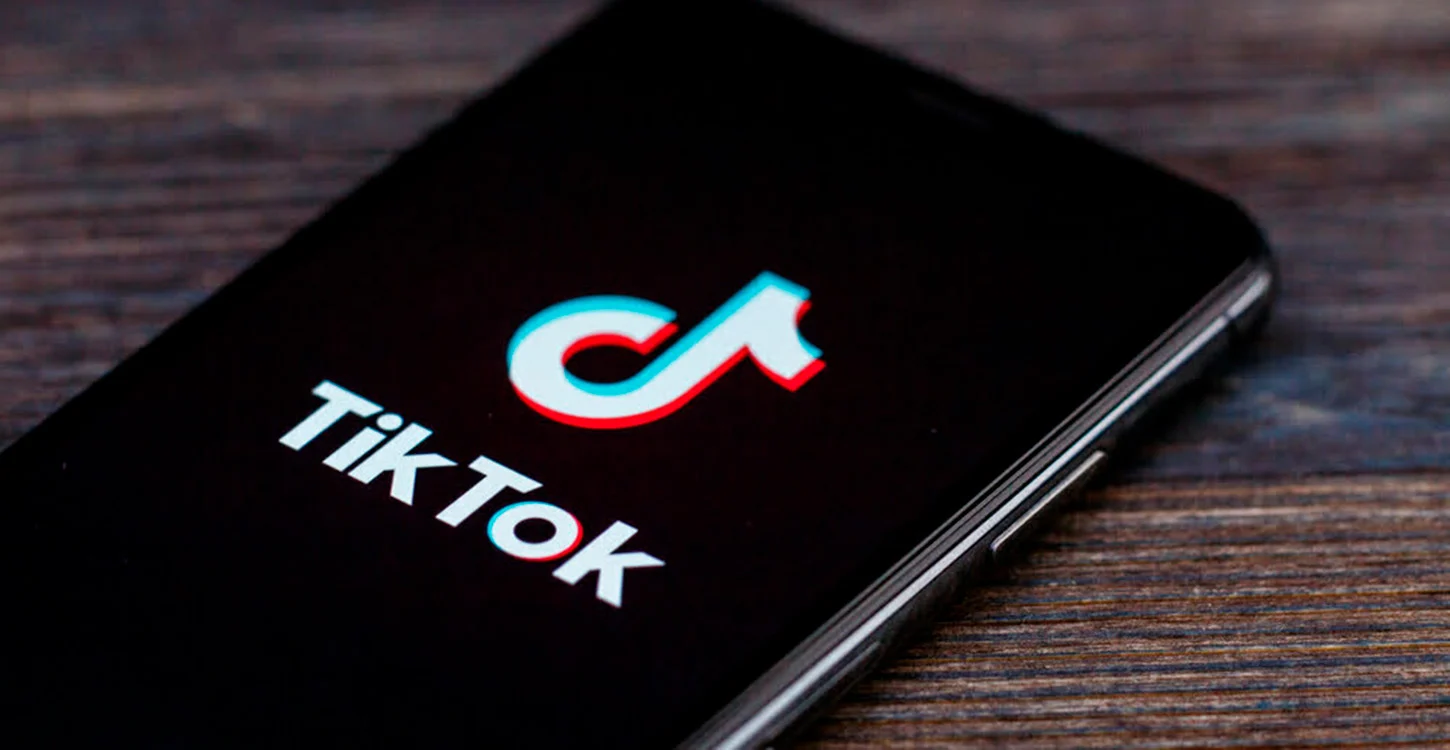Logótipo do TikTok apresentado no ecrã de um smartphone