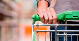 Pessoa a empurrar um carrinho de compras