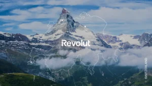 Paisagem alpina com o Matterhorn e o contorno da Suíça, com o logótipo Revolut e a palavra «SWITZERLAND»