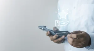Utilizador a resgatar pontos de fidelização através de smartphone e cartão de crédito, representando programas de recompensas, benefícios de cashback e experiência de pagamento digital.