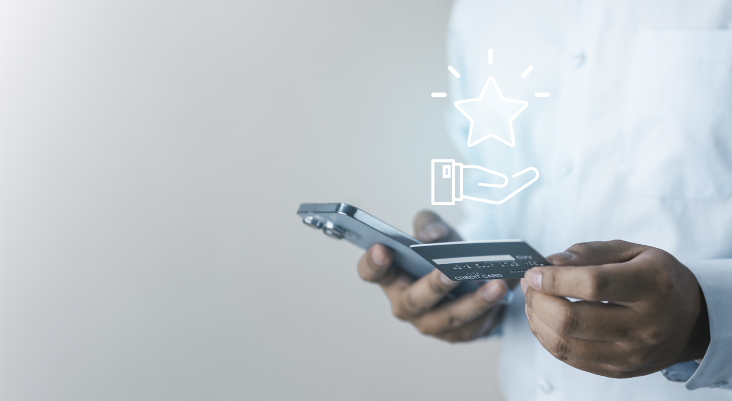 Utilizador a resgatar pontos de fidelização através de smartphone e cartão de crédito, representando programas de recompensas, benefícios de cashback e experiência de pagamento digital.