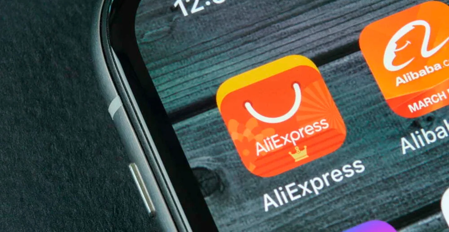 Ecrã de smartphone com os ícones das aplicações AliExpress e Alibaba