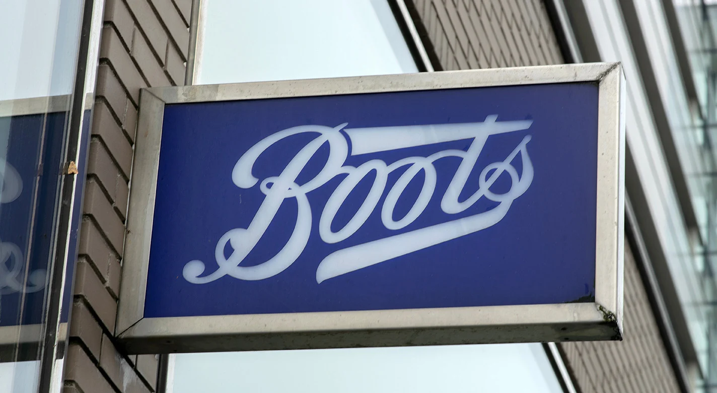 Logótipo da Boots num letreiro azul