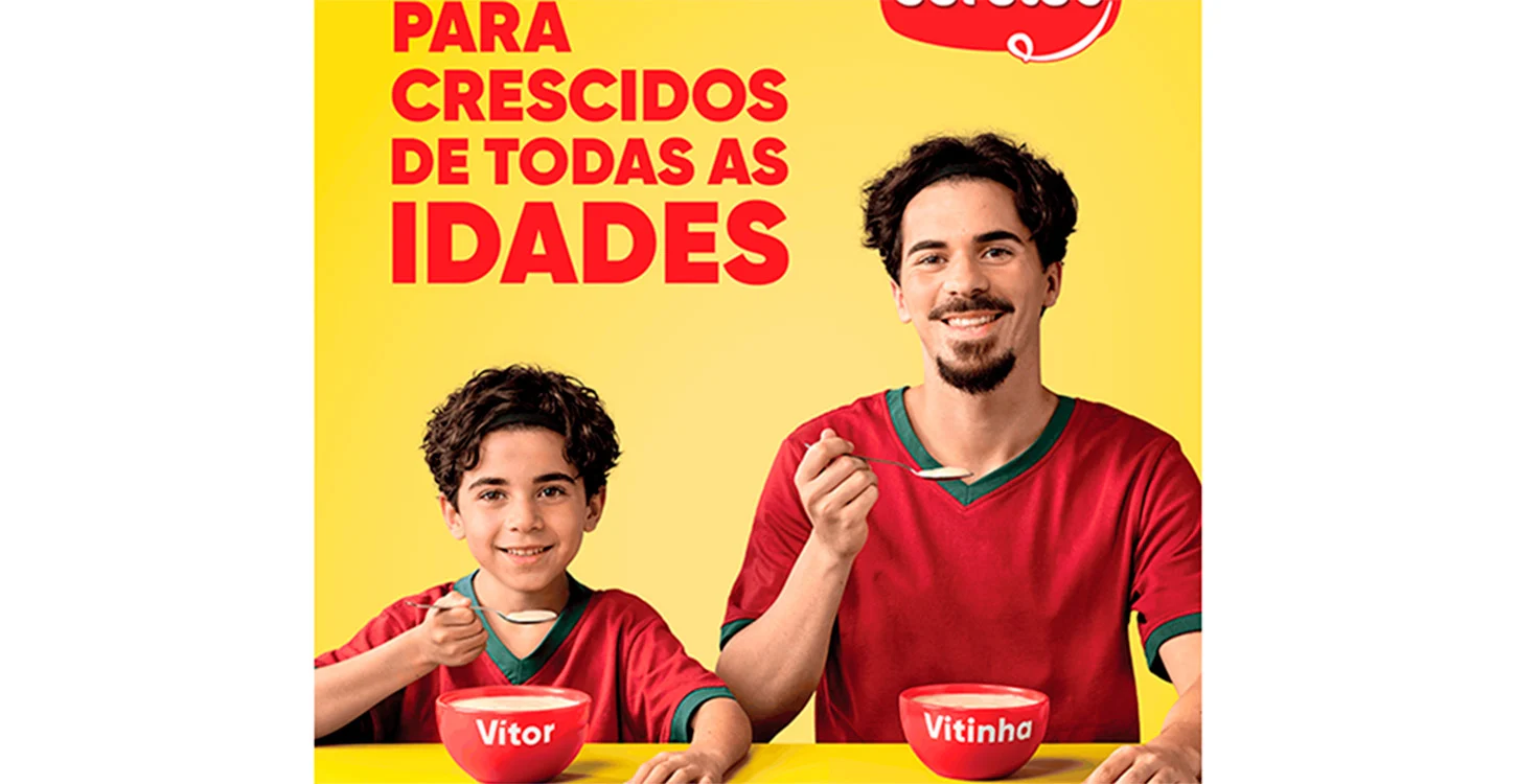 Anúncio «Para crescidos de todas as idades», com Vitor e Vitinha a comer de taças vermelhas