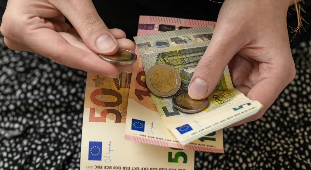 OE2027 prevê mais rendimento disponível com descida do IRS e salário mínimo de 970 euros