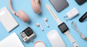 Vários dispositivos eletrónicos, incluindo auscultadores, smartphones, smartwatch, auriculares, câmara e carregadores