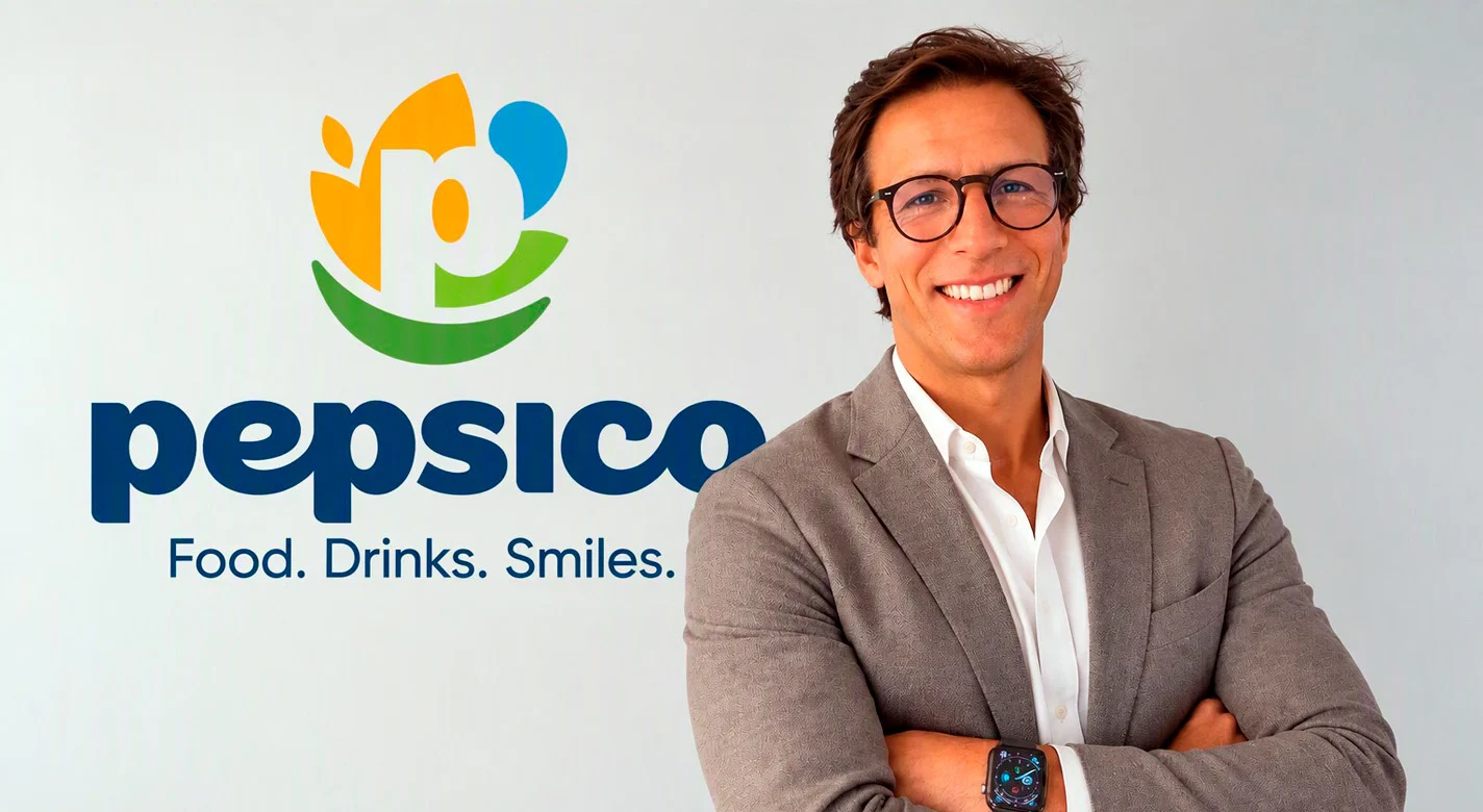 Homem sorridente de óculos e blazer diante do logótipo da PepsiCo e do lema “Food. Drinks. Smiles.”