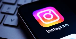 Logótipo do Instagram num telemóvel