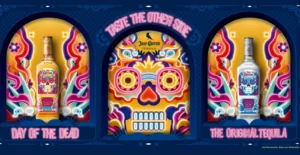 Anúncio da tequila Jose Cuervo: garrafas, caveira mexicana e o texto «Taste the other side»