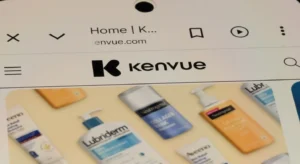 Página da Kenvue com vários produtos de cuidados da pele, incluindo Lubriderm, Neutrogena e CeraVe