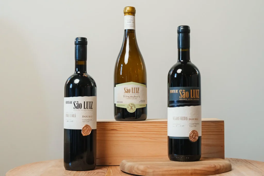 Três garrafas de vinho Quinta de São Luiz, do Douro: duas tintas e uma branca