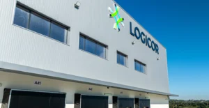 Edifício industrial da Logicor, com cais de carga identificados como A41, A42, A43 e A44