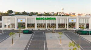 Fachada de um supermercado Mercadona, com parque de estacionamento e carrinhos de compras