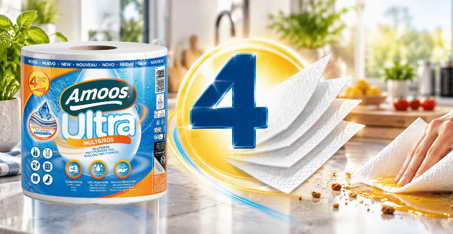 Rolo de papel de cozinha Amoos Ultra Multiusos junto a quatro folhas e uma pessoa a limpar um derrame