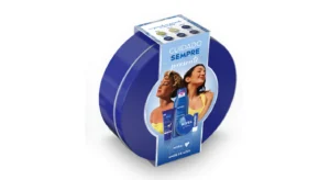 Expositor azul da NIVEA com produtos de cuidados da pele e imagem de duas mulheres