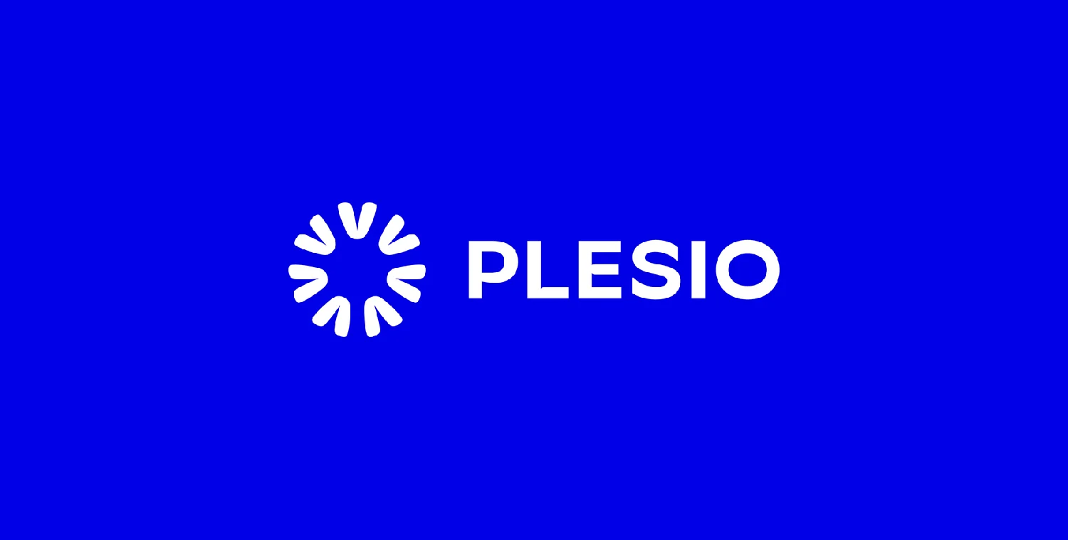 Logótipo PLESIO branco em fundo azul
