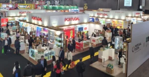 Vista panorâmica de uma feira alimentar, com vários expositores portugueses e visitantes