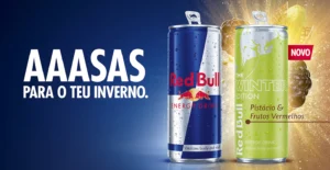 Anúncio da Red Bull: «AAASAS PARA O TEU INVERNO», com latas clássica e Winter Edition Pistácio & Frutos Vermelhos