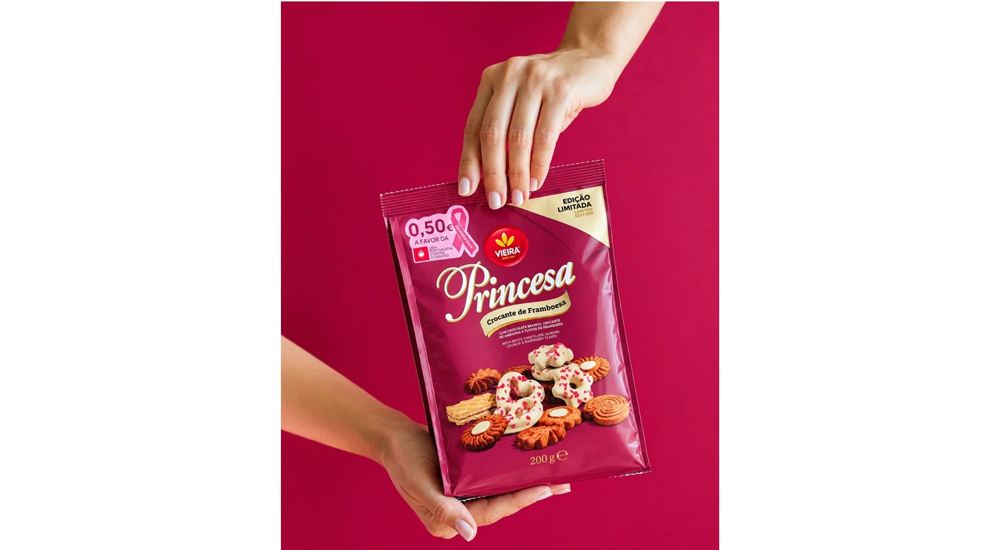 Embalagem de bolachas Princesa Crocante de Framboesa, edição limitada, segurada por duas mãos