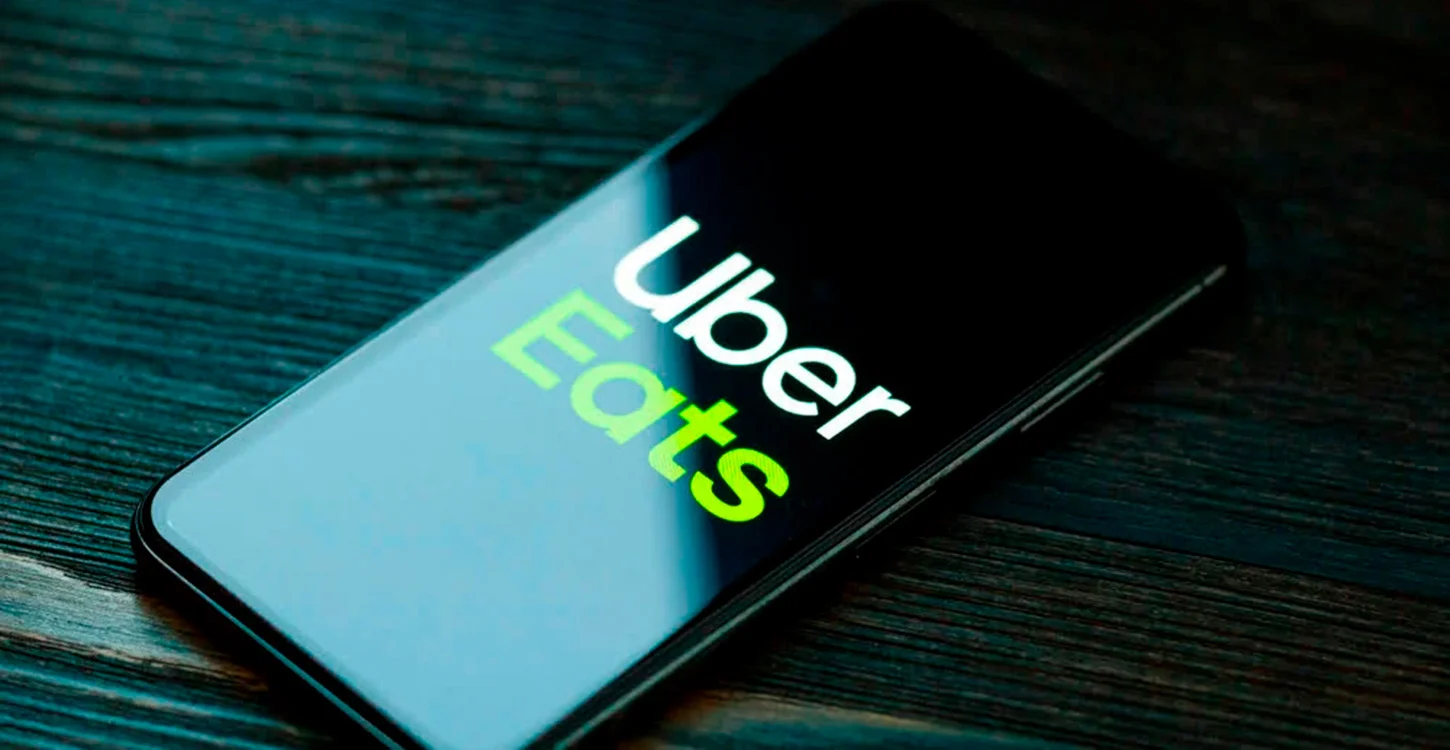 Telemóvel com o logótipo da Uber Eats no ecrã