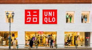 Fachada de uma loja UNIQLO, com montras de roupa e manequins