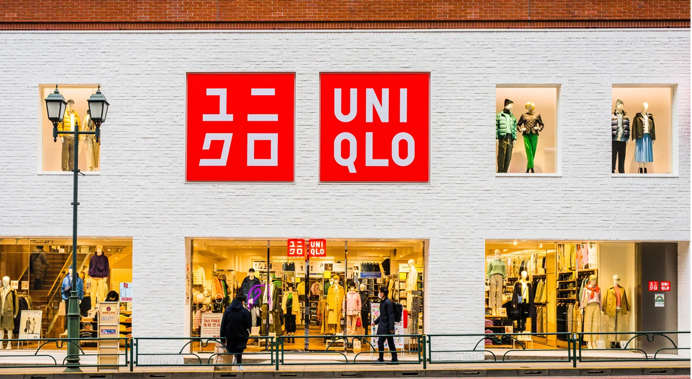 Fachada de uma loja UNIQLO, com montras de roupa e manequins