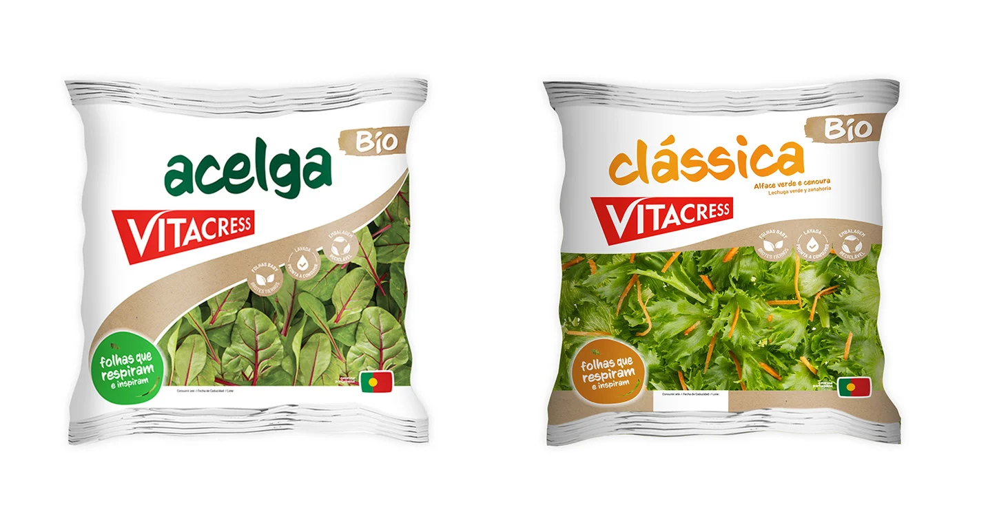 Duas embalagens Vitacress Bio: acelga à esquerda e alface clássica com cenoura à direita