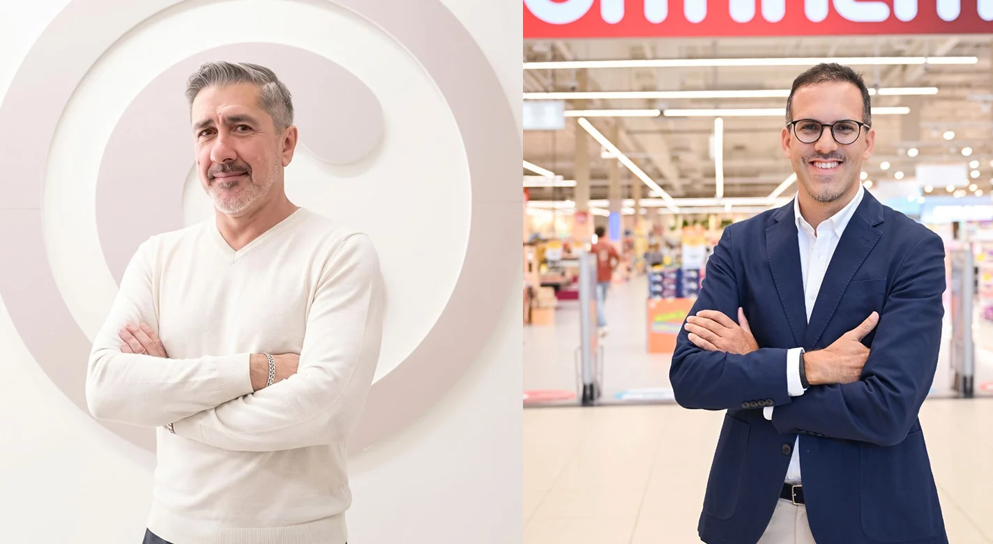 Dois homens posam de braços cruzados: um num ambiente neutro e outro numa loja