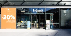 Fachada de uma loja hôma com cartaz de 20% de desconto directo de 22 a 25 de outubro