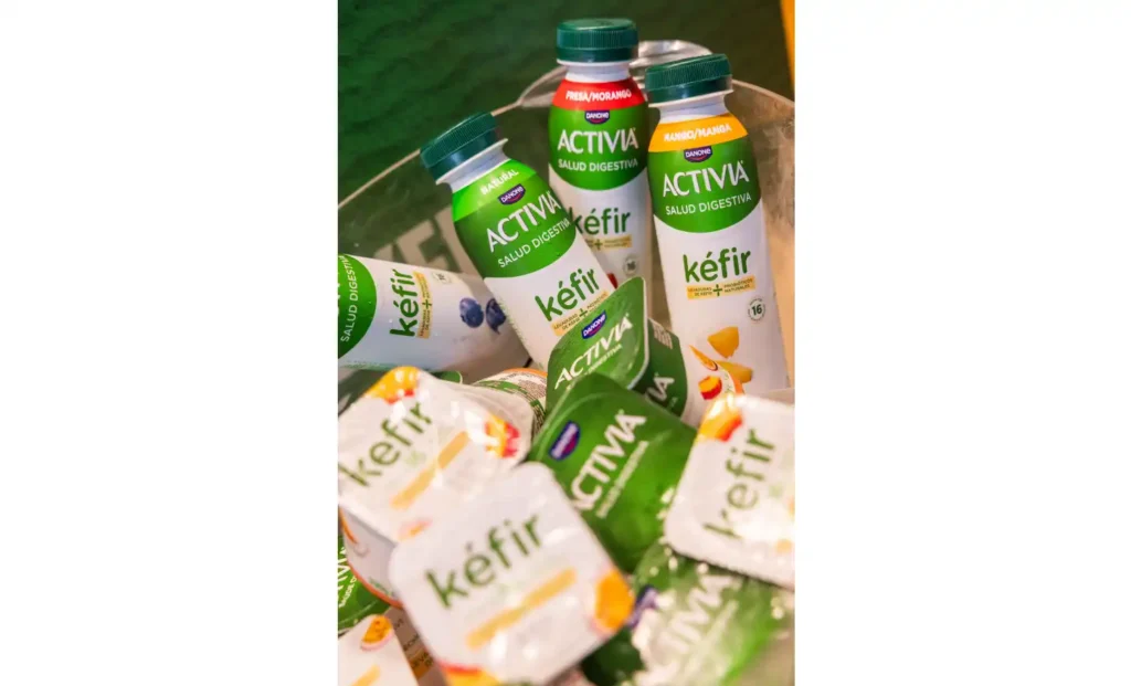 Vários iogurtes e bebidas de kéfir Activia, de sabores natural, morango e manga