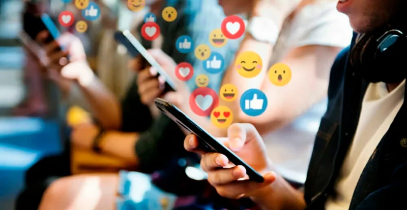 Tempo médio nas redes sociais ultrapassa as duas horas entre os jovens